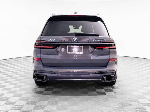 Gray Metallic 2026 BMW X7 xDrive40i