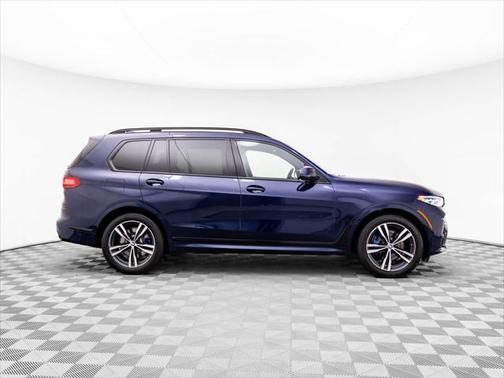 2022 BMW X7 M50i
