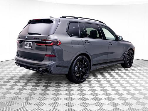 Dravit Grey Metallic 2027 BMW X7 M60i