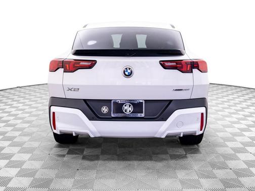 White Metallic 2025 BMW X2 xDrive28i