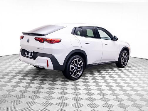 White Metallic 2025 BMW X2 xDrive28i
