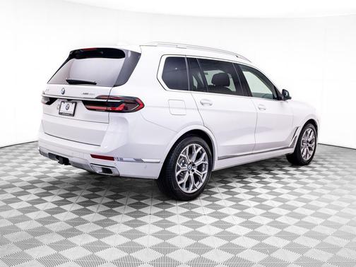 Mineral White Metallic 2026 BMW X7 xDrive40i