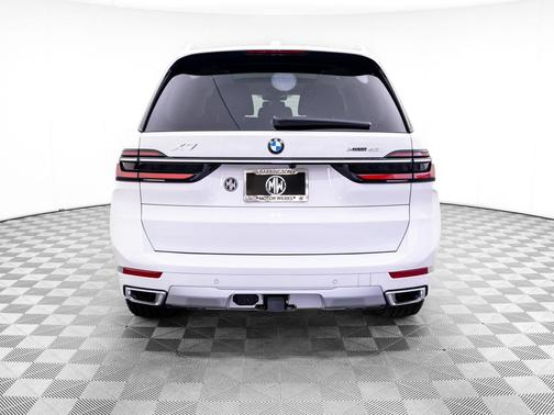 Mineral White Metallic 2026 BMW X7 xDrive40i