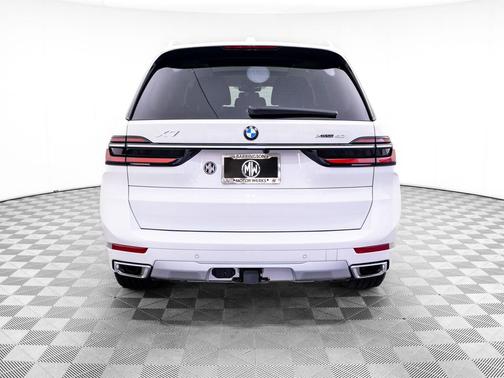 Mineral White Metallic 2026 BMW X7 xDrive40i