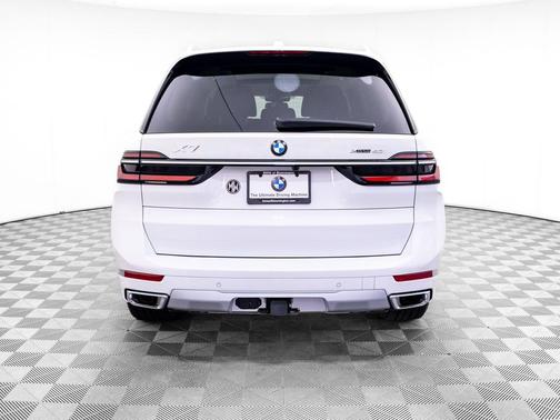 Mineral White Metallic 2026 BMW X7 xDrive40i
