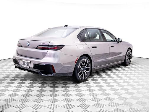 Oxide Grey Metallic 2026 BMW i7 xDrive60