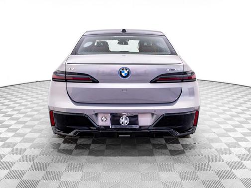 Oxide Grey Metallic 2026 BMW i7 xDrive60