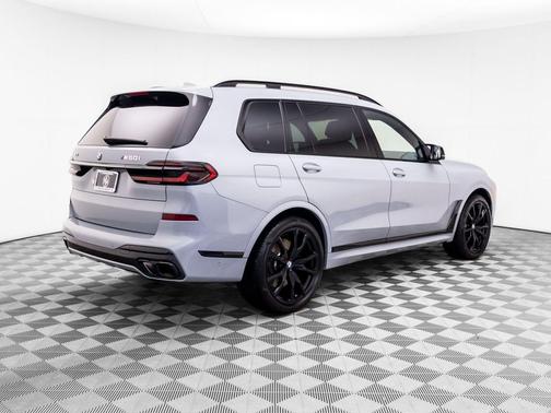 Brooklyn Grey Metallic 2025 BMW X7 M60i