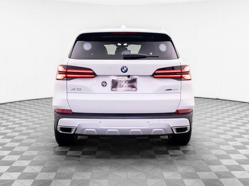 Mineral White Metallic 2026 BMW X5 xDrive40i