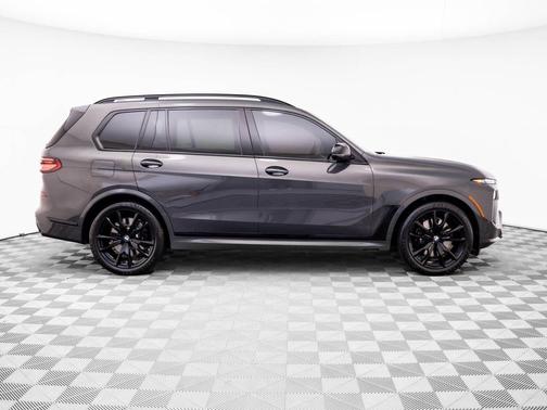 Dravit Grey Metallic 2023 BMW X7 M60i