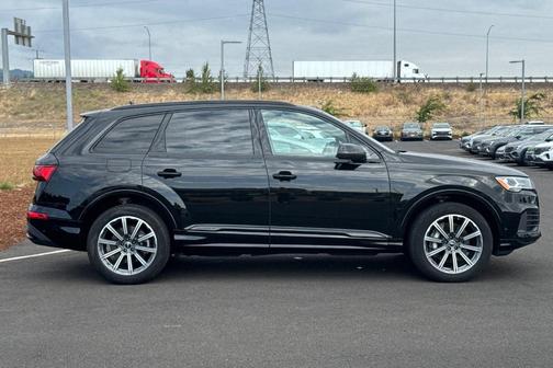 2023 Audi Q7 45 Premium Plus