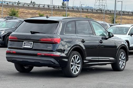 2023 Audi Q7 45 Premium Plus