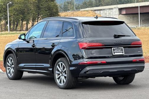 2023 Audi Q7 45 Premium Plus