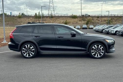 2022 Volvo V60 Cross Country T5