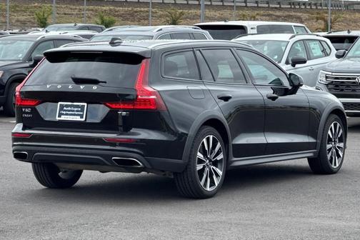 2022 Volvo V60 Cross Country T5