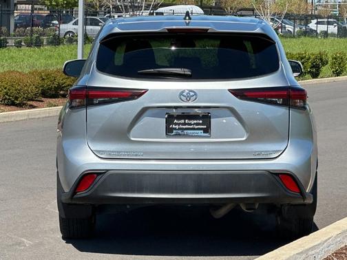 Celestial Silver Metallic 2024 Toyota Highlander LE