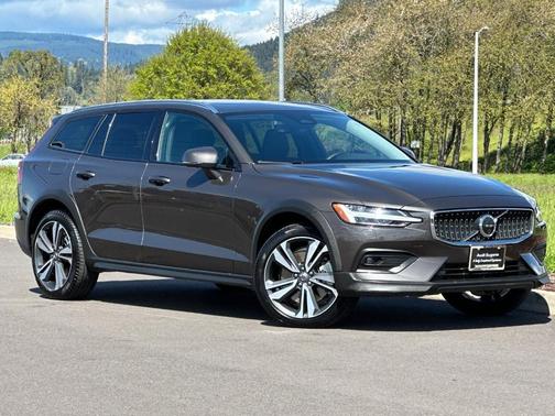 2025 Volvo V60 Cross Country B5 Plus