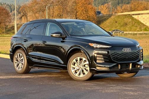 Mythos Black Metallic 2025 Audi Q6 e-tron Premium