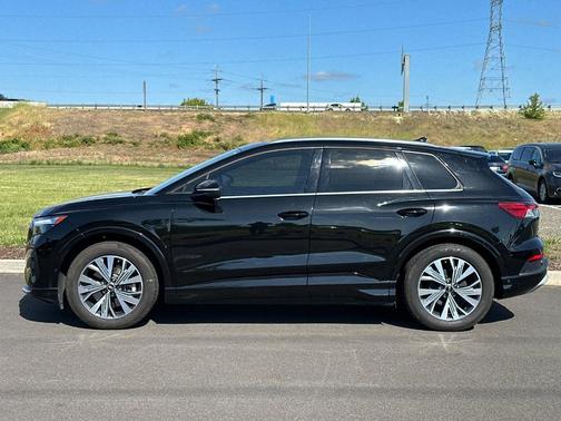 Mythos Black Metallic 2023 Audi Q4 e-tron 40 Premium Plus