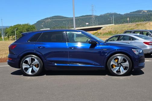 2022 Audi e-tron Premium Plus