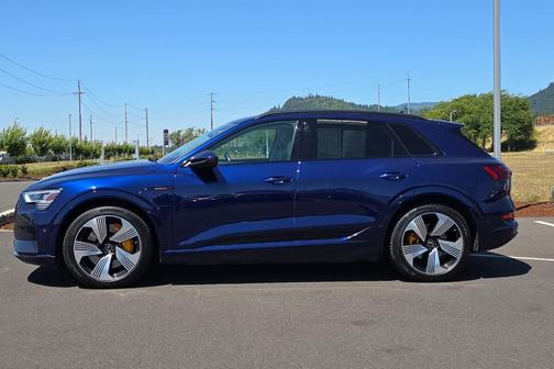 2022 Audi e-tron Premium Plus