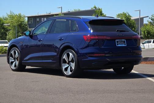 2022 Audi e-tron Premium Plus