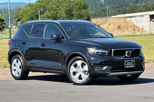 2020 Volvo XC40 T4 Momentum