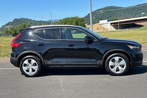 2020 Volvo XC40 T4 Momentum