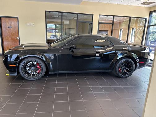 Pitch Black Clearcoat 2023 Dodge Challenger SRT Hellcat