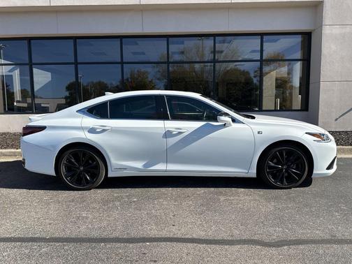 2022 Lexus ES 300h F SPORT