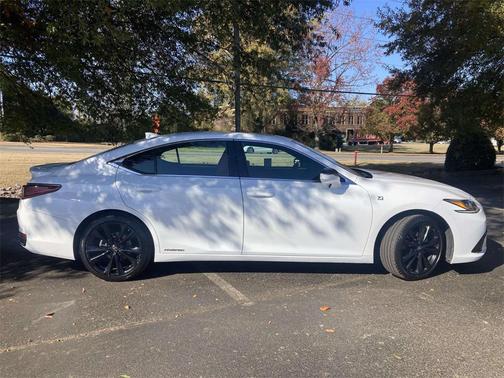 2022 Lexus ES 300h F SPORT