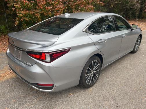 2024 Lexus ES 300h Base