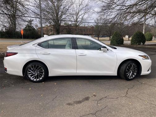 2025 Lexus ES 300h Luxury