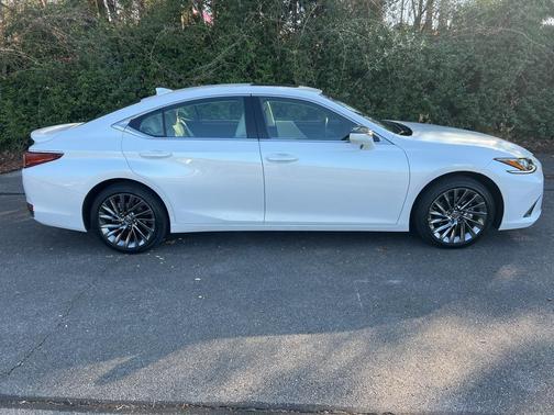 2025 Lexus ES 300h Luxury