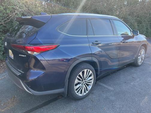 2023 Toyota Highlander Hybrid Platinum