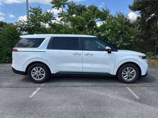 Snow White Pearl 2024 Kia Carnival LX