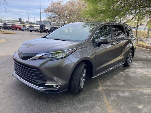 2023 Toyota Sienna XLE