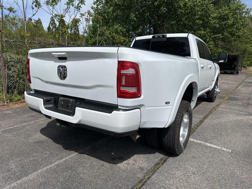 Bright White Clearcoat 2024 RAM 3500 Laramie Crew Cab 4x4 8' Box