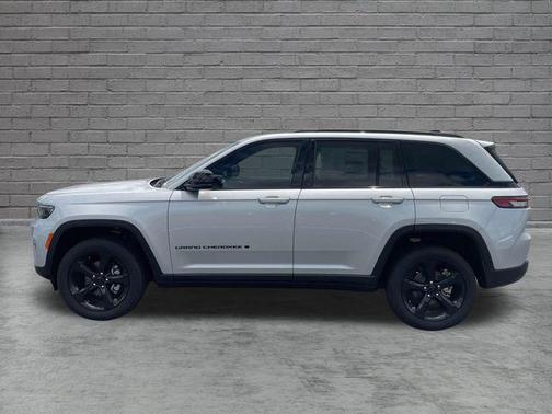 Silver Zynith 2025 Jeep Grand Cherokee Altitude