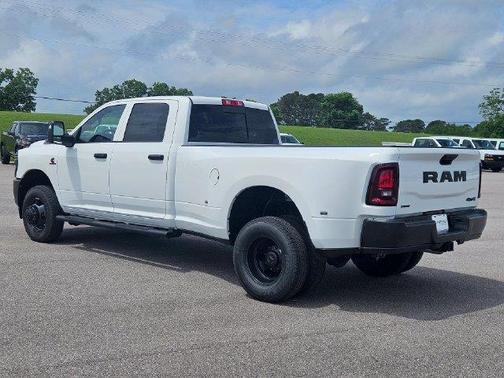 Bright White Clearcoat 2026 RAM 3500 Tradesman Crew Cab 4x4 8' Box