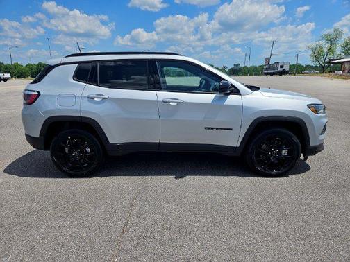 Silver Zynith Metallic Clearcoat 2026 Jeep Compass Latitude