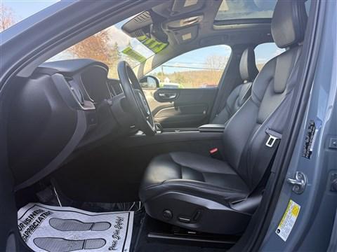 2023 Volvo XC60 Plus Dark Theme