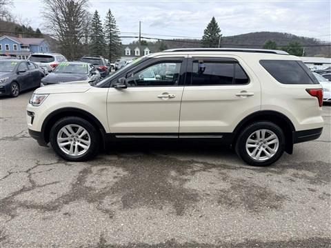 gold 2018 Ford Explorer XLT