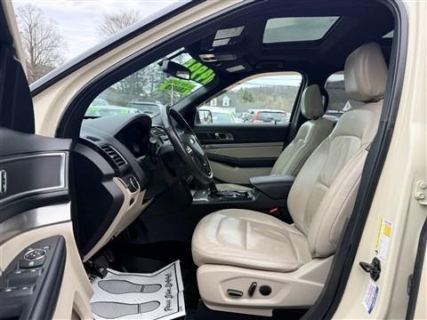 gold 2018 Ford Explorer XLT