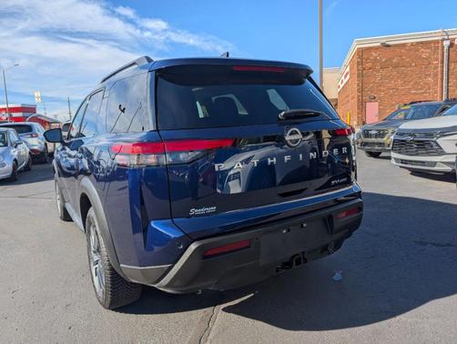 2024 Nissan Pathfinder SV