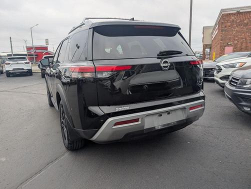2024 Nissan Pathfinder SL