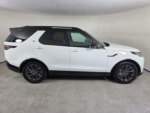 Fuji White 2023 Land Rover Discovery P300 S R-Dynamic