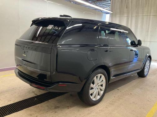 2025 Land Rover Range Rover P400 SE 7 Seat