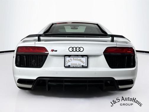 Ibis White 2017 Audi R8 5.2 quattro Plus