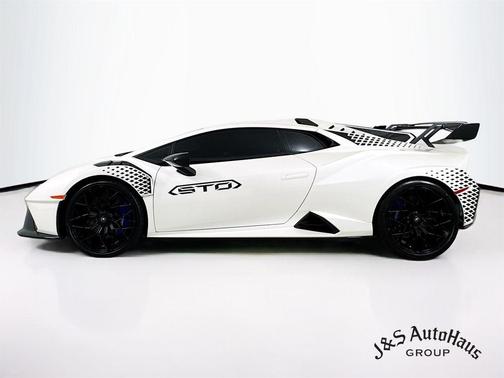 2023 Lamborghini Huracan STO Base